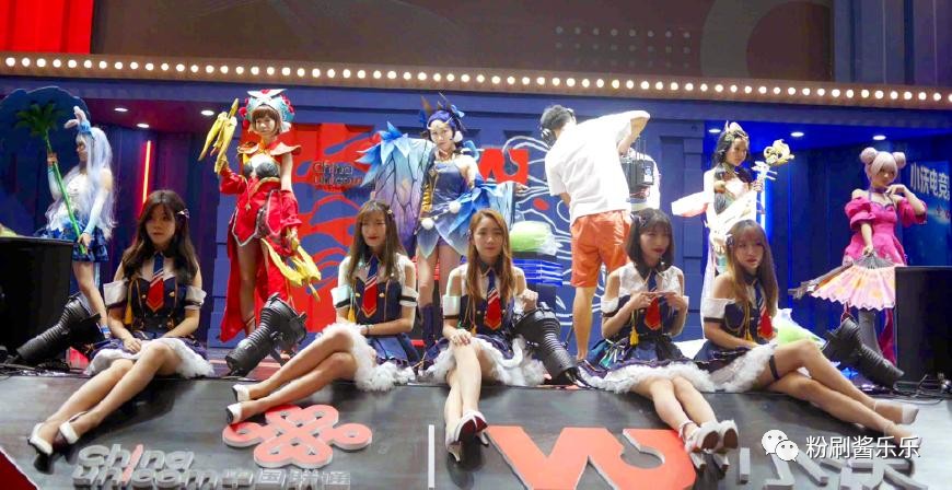 2018上海chinajoy红衣美女,2017chinajoy漂亮妹子