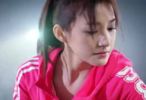 她被称中国第一女神,因02年世界杯走红的女主持人