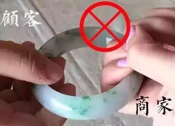 直播摔3000万翡翠手镯,女子摔碎手镯值90万老板报警后续