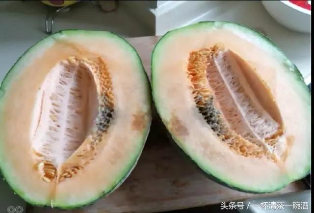 某公司员工晒出了夜宵领到的烂哈密瓜，网友：这个真不怪食堂