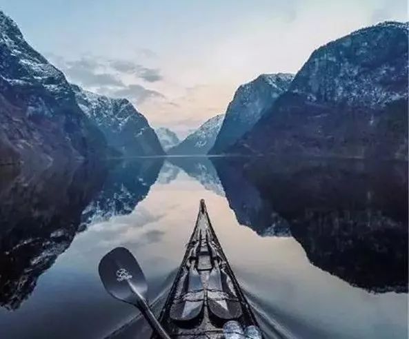 水深波浪静，人贵声音低