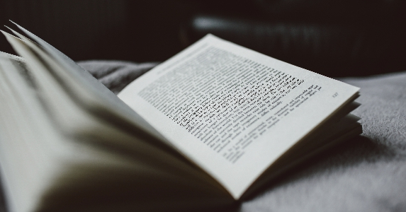 女子跳河消防队河里营救,女子跳河救人被救