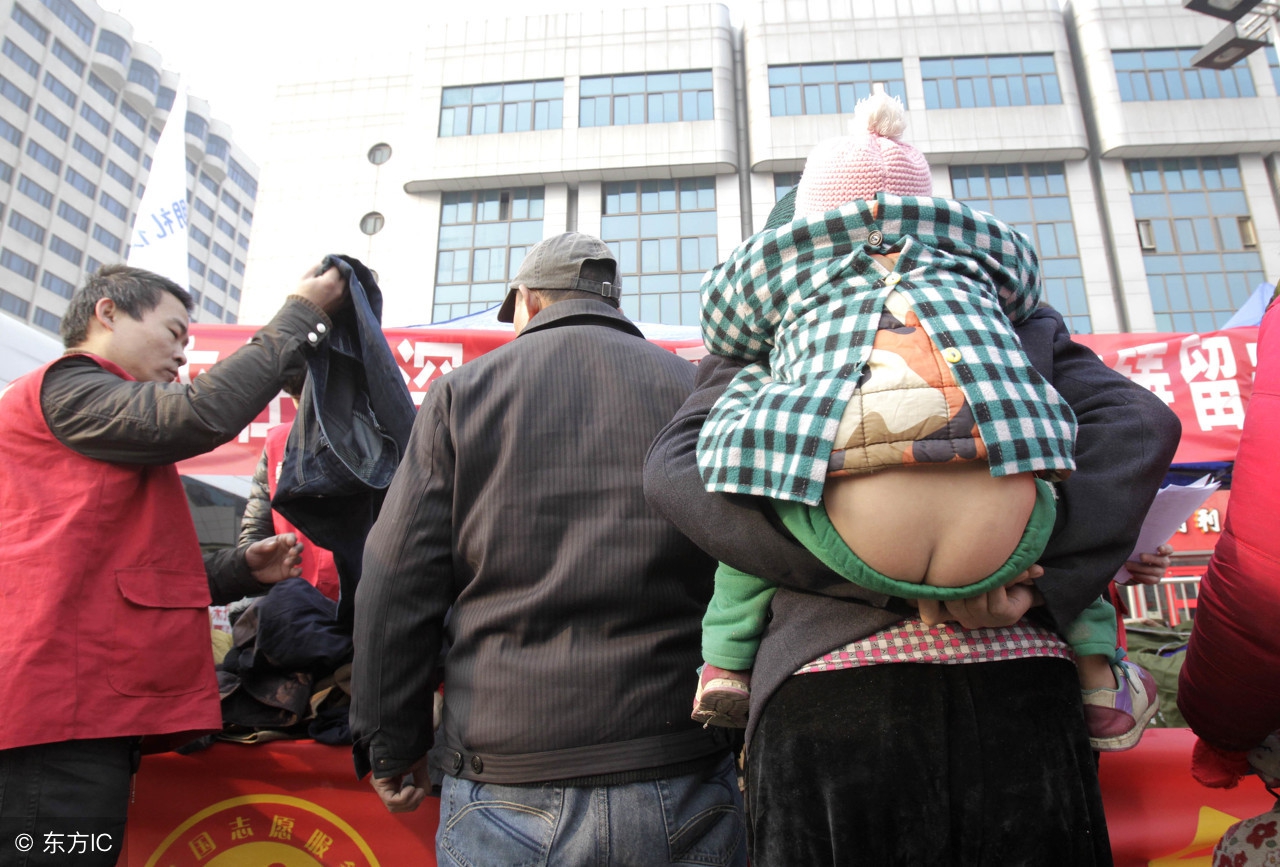 宝宝兴奋的摸*处私**、夹腿、蹭被子，家长咋处理？