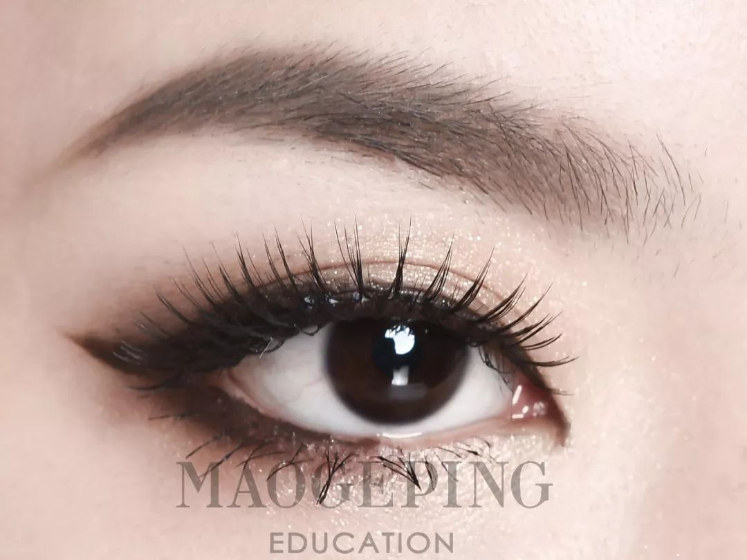 如何用眼影画整个眼妆,画完眼影上粉底