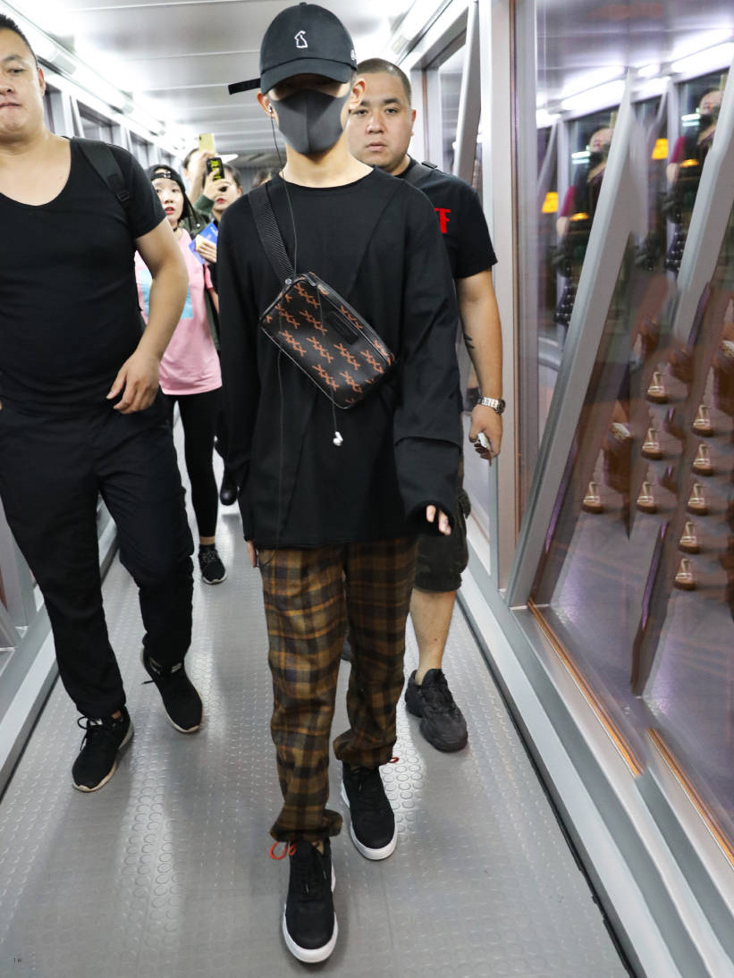 tfboys易烊千玺个人solo红衣,tfboys七周年演唱会易烊千玺服装