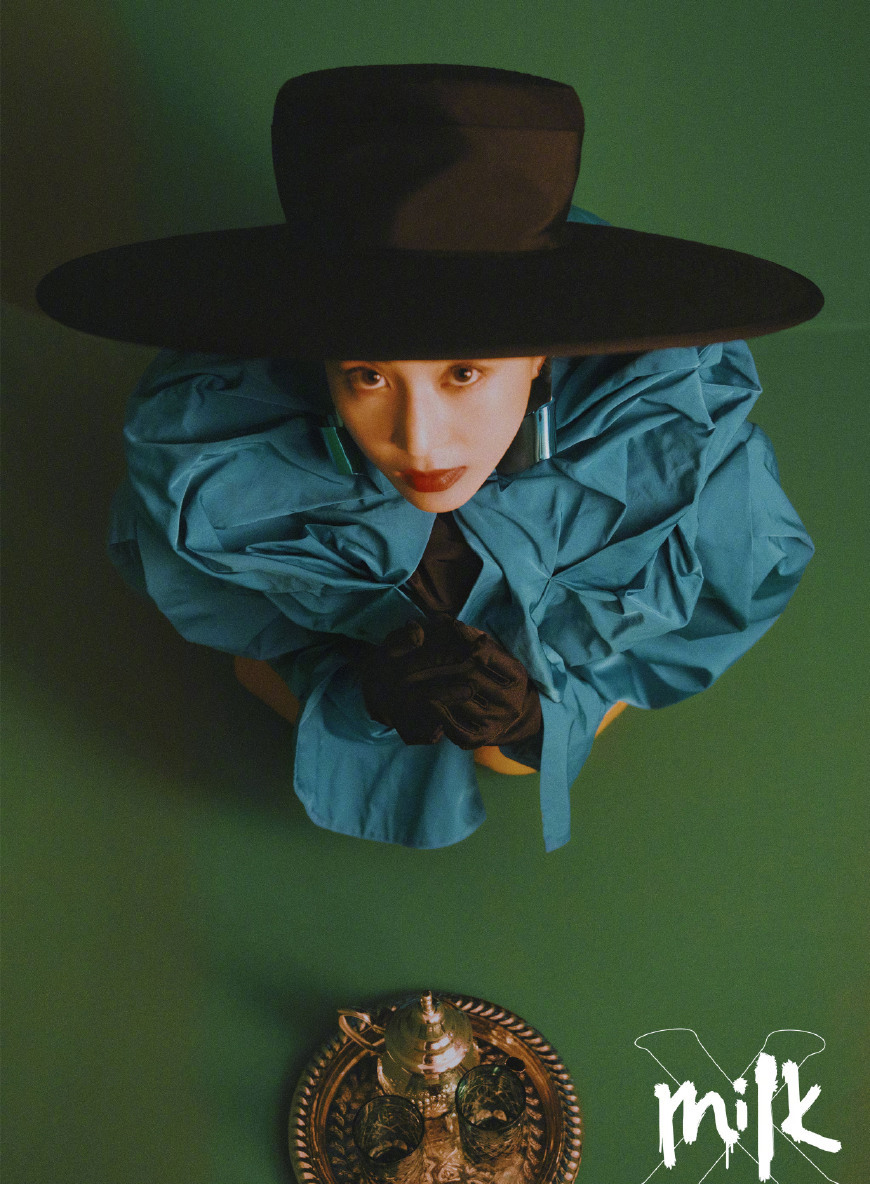 张钧甯登上《Milk》杂志，把虫子放脸上凹造型，眉毛吓到飞起！