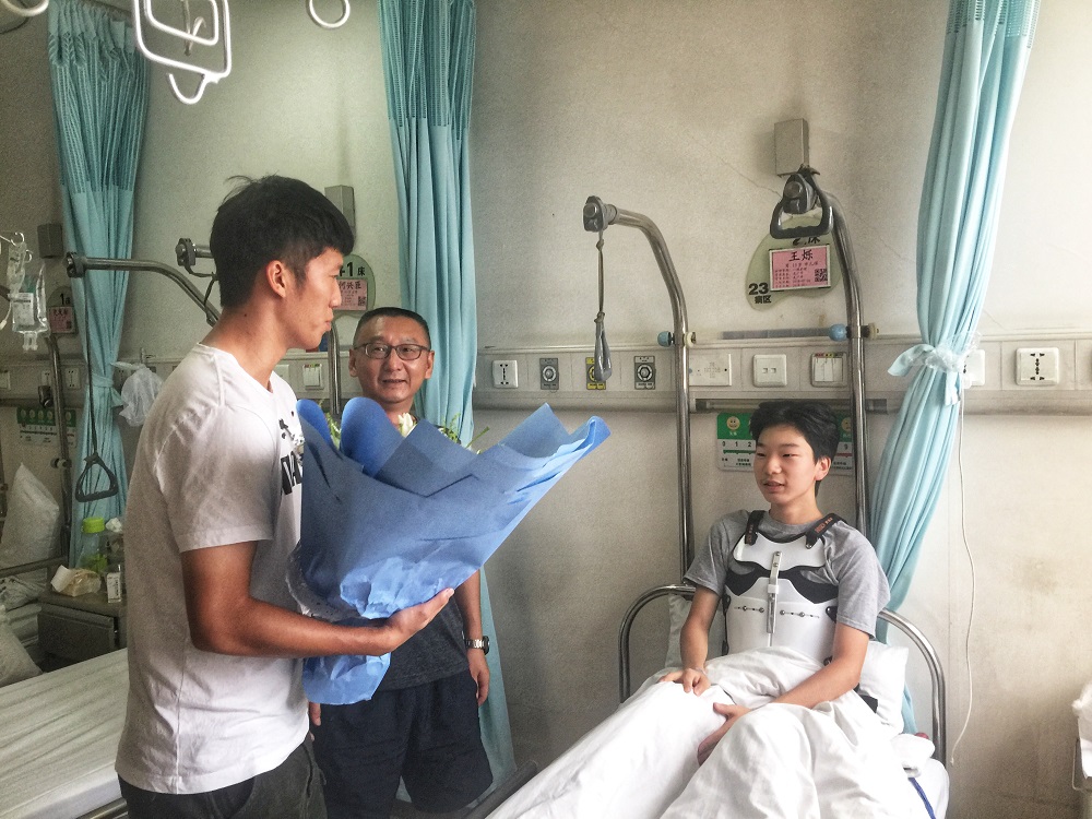 暖心!张晓彬探望患病苏宁小球迷愿足球的力量助王烁战胜病魔