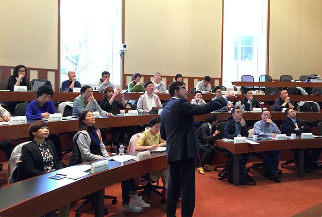 作为客户经理，她三次自费跟随宜信财富商学院海外游学