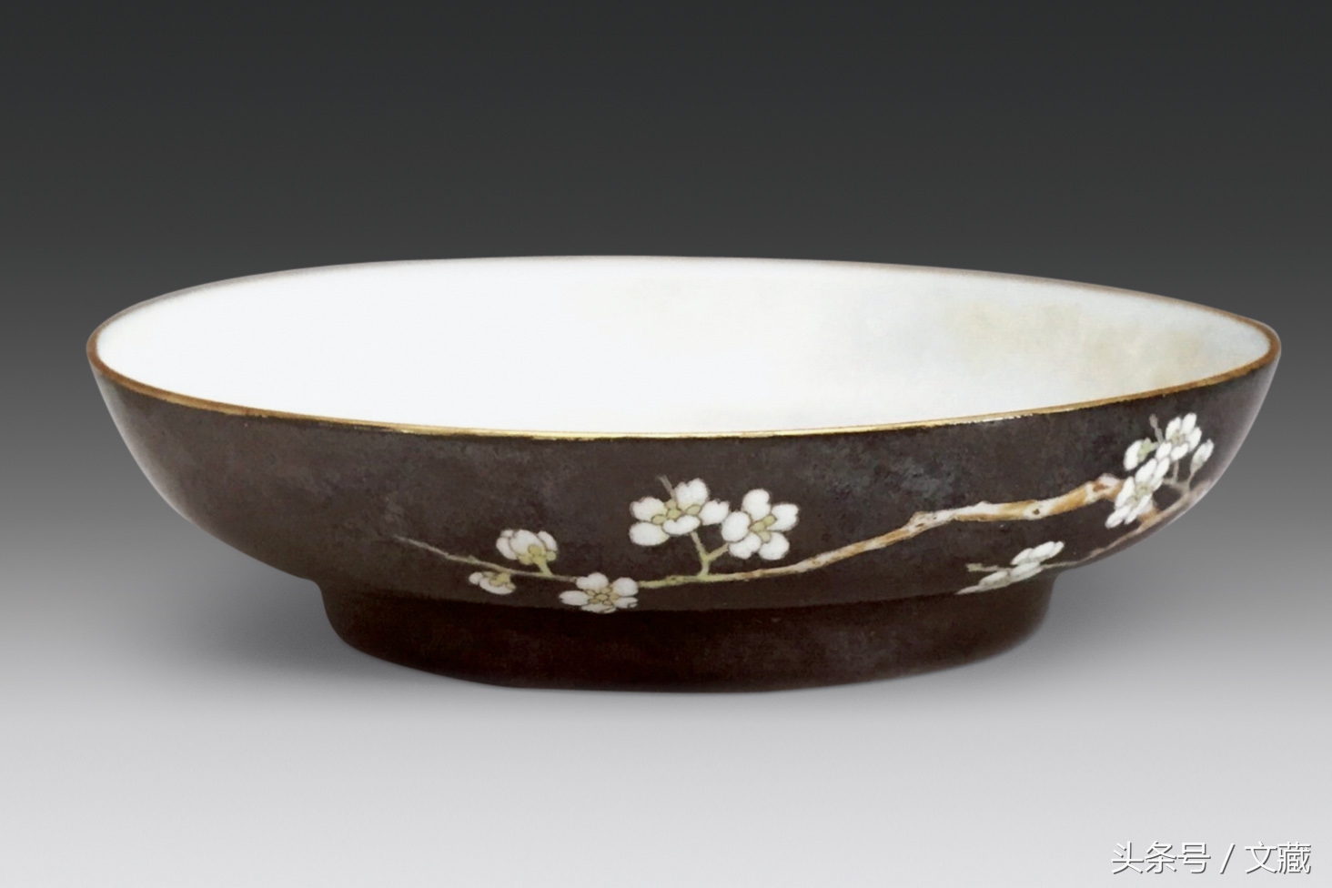 瓷胎画珐琅彩图案上有网格纹,清宫珐琅彩精美瓷盘图片欣赏