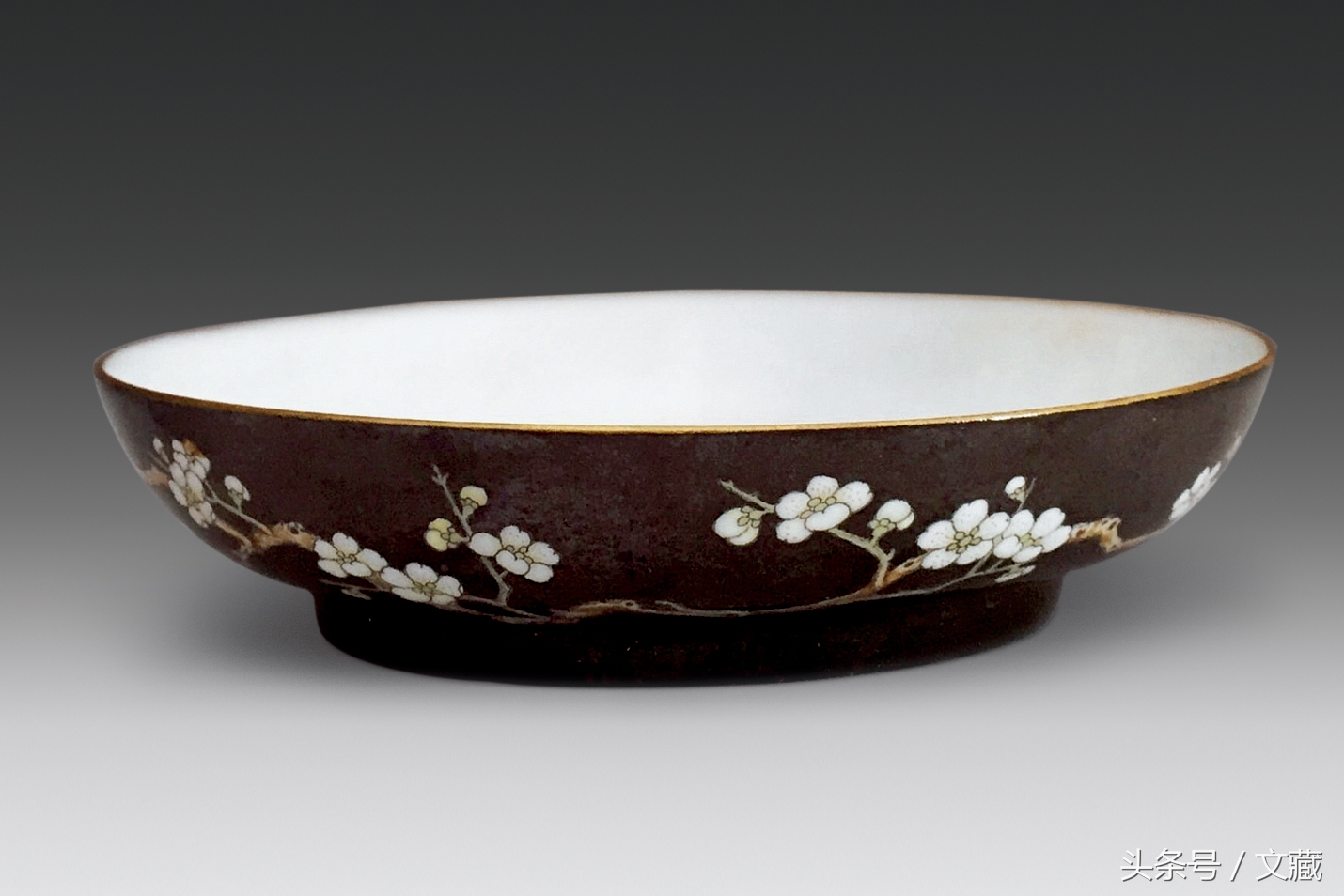 瓷胎画珐琅彩图案上有网格纹,清宫珐琅彩精美瓷盘图片欣赏