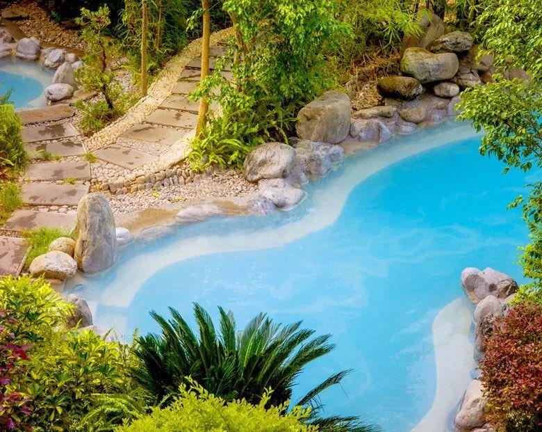 入秋时节，寻一抹火山热海治愈蓝