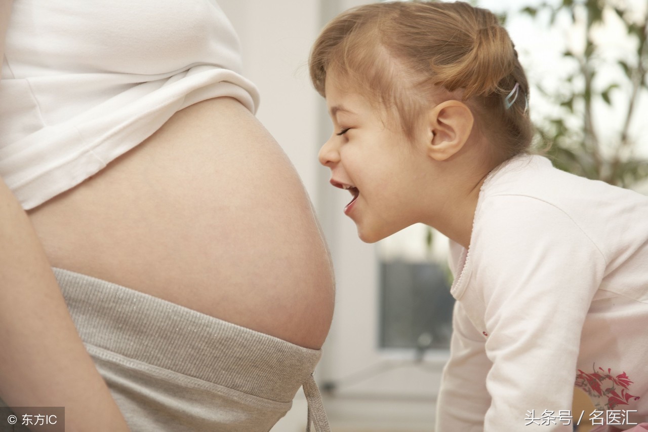 验孕棒显示一条杠但是肚子特别大,验孕棒两个杠子宫里面看不到