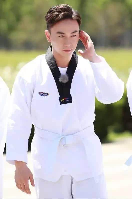 释小龙叼奶嘴打拳有劲,释小龙年轻的视频