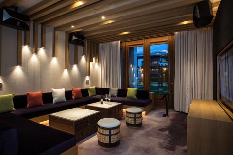 玉龙雪山山下留影,玉龙雪山山顶可以看到丽江全景