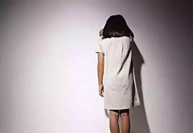 “妈妈,求你了,我不想去……”男老师对女孩子竟然做出这种事!