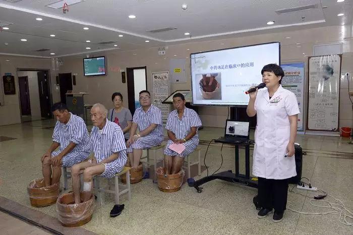 沐足三个穴位,洗足中医按摩手法教程