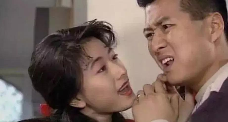 她还结婚吗？悄悄进行了5年的圈外情！两人逛街搂腰，大谈床事！