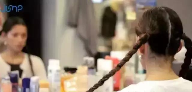 舞蹈发量少盘头教程,表演盘头的简单方法