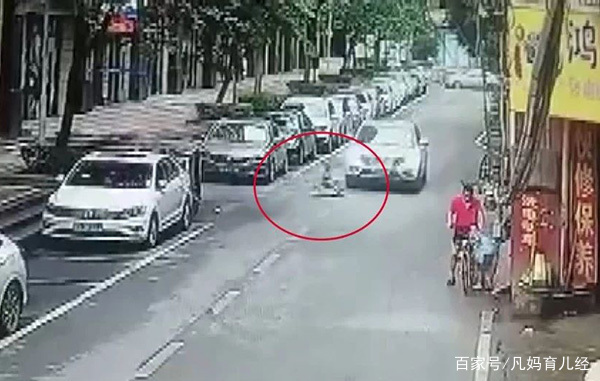 男孩玩扭扭车被压死,男童坐玩具电动汽车被撞