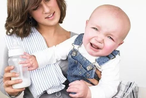 宝宝不吃奶厌奶期怎么办,如何纠正宝宝不认真吃奶