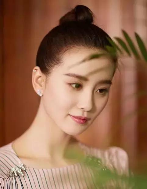 头发这样扎起来真好看,减龄发量少怎么扎头发