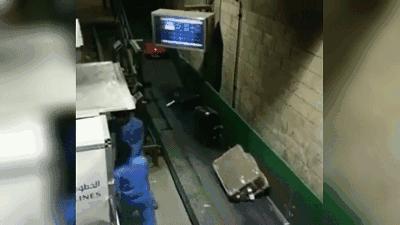 日本机场行李箱搬运,日本机场地勤搬行李