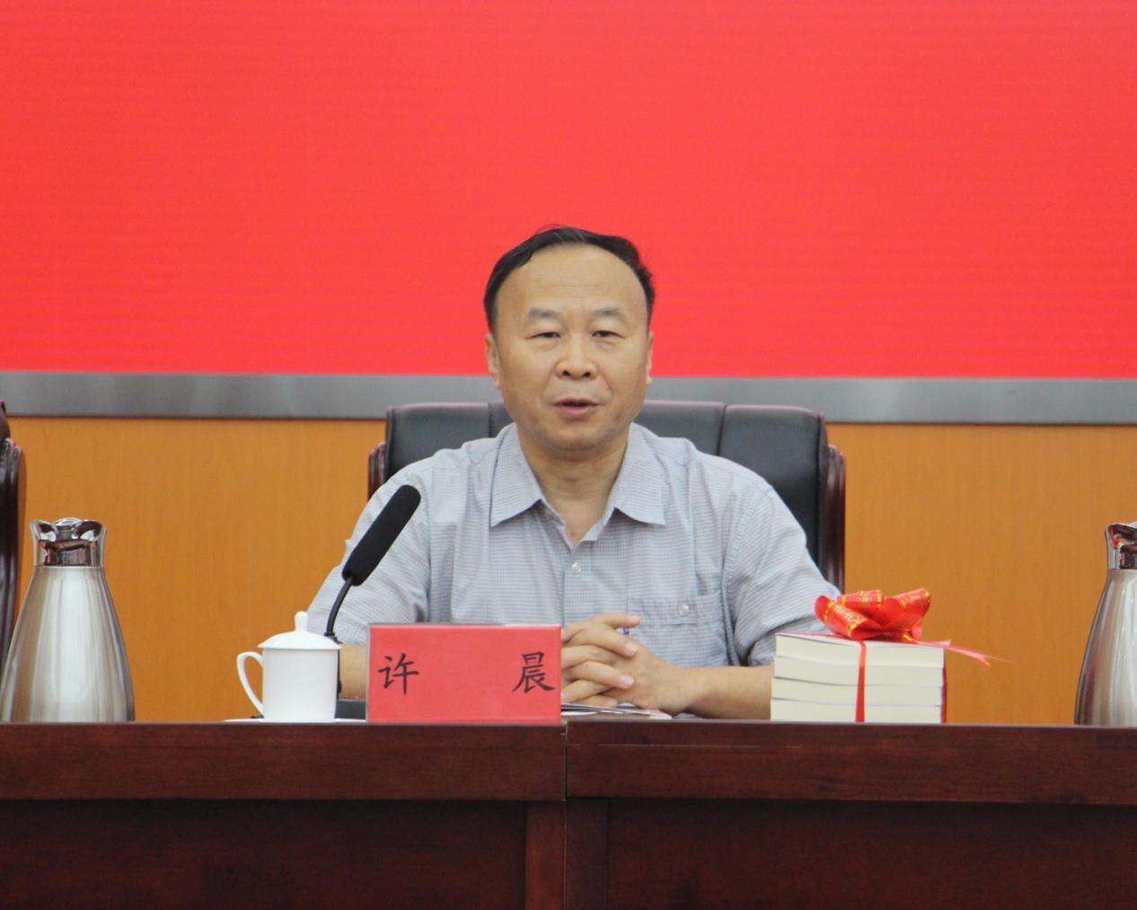 1991年许冠文为黎明颁奖,祝贺作家获奖