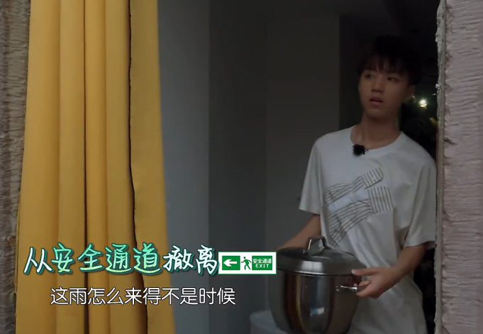 王俊凯霸气瞬间,王俊凯不经意动作让粉丝大叫