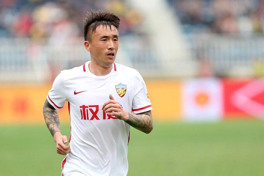 丢人!“白斩鸡”不思悔改,居然铁拳挥向对手,摔跟头自食苦果