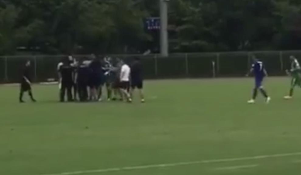 中国足球名场面李玮锋怒斥更衣室,范志毅场面失控