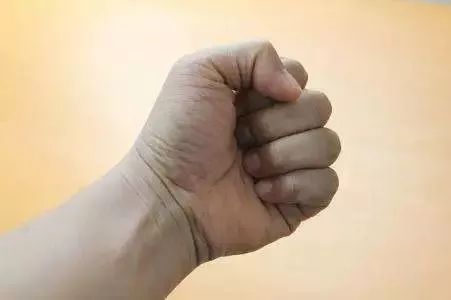 腿抽筋是缺钙引起的吗,腿抽筋是缺钙吗究其原因都有哪些