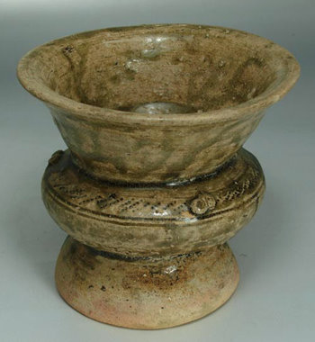 原始青瓷加工精细，栩栩如生，胎骨细腻坚硬，形态各异，多种多样