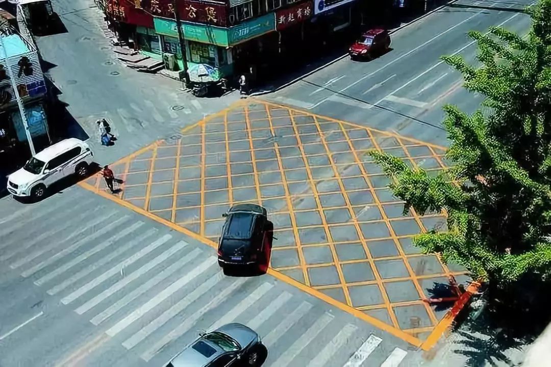 最全的掉头攻略让车主避免被罚,左转掉头需要注意哪些细节