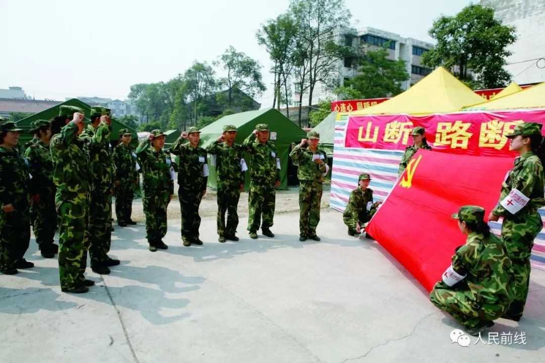 汶川抗震救灾真实影像,十年前汶川地震15名勇士跳伞