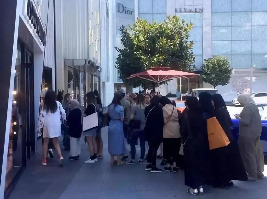 八旬老人溺水后民警救起,年近八旬“老警”勇救落水者