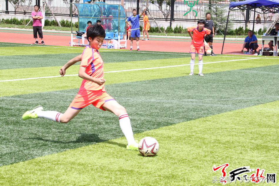 记者采访校运会运动员,天水市第五届运动会足球比赛