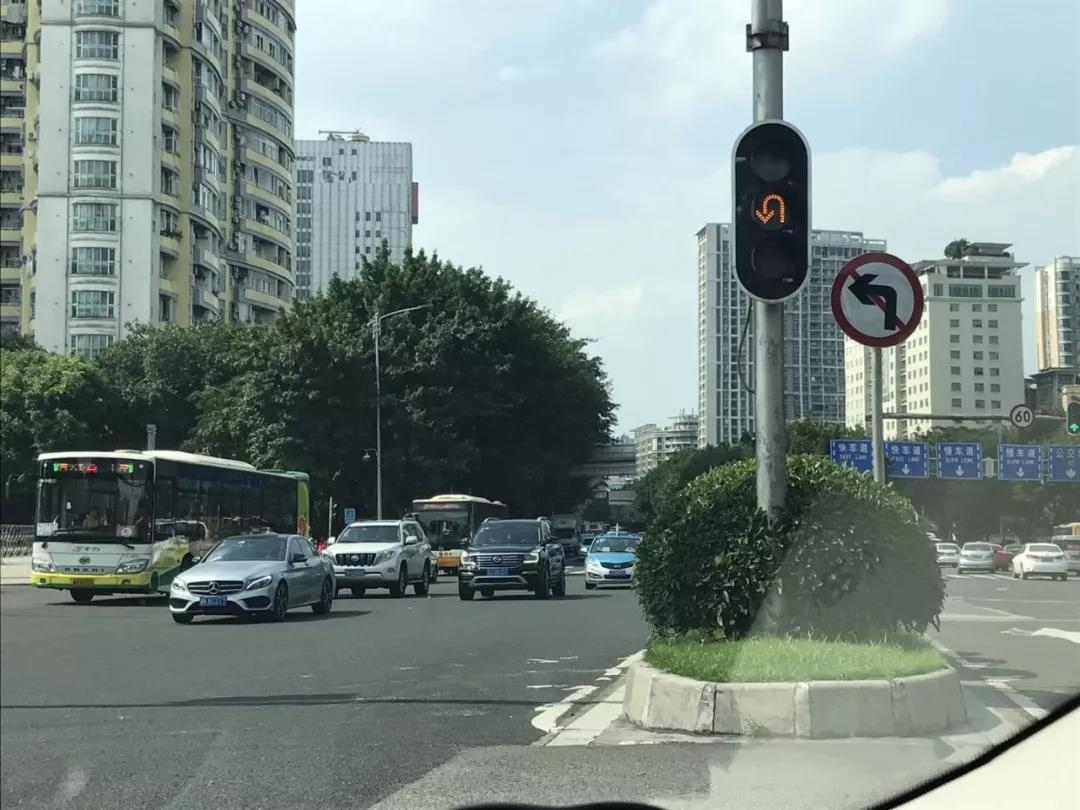 绿化带掉头危险视频,绿化带危险