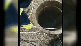 7旬老人坠井消防员井中泡水,八旬老人坠井消防倒挂半小时救出