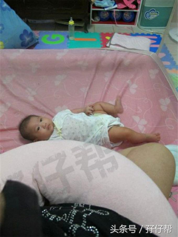 如何指导双胞胎宝宝喂奶,宝妈生双胞胎同时喂母乳怎么喂的