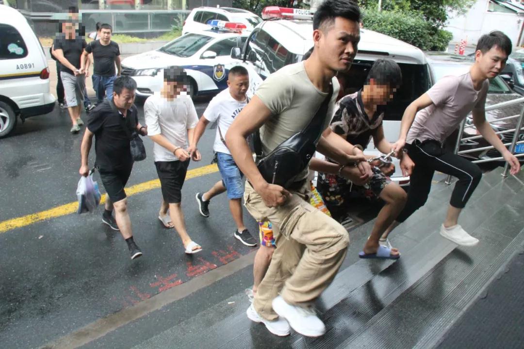 这种微信群好可怕，每天上百个人拍你马屁！杭州老股民230万打了水漂