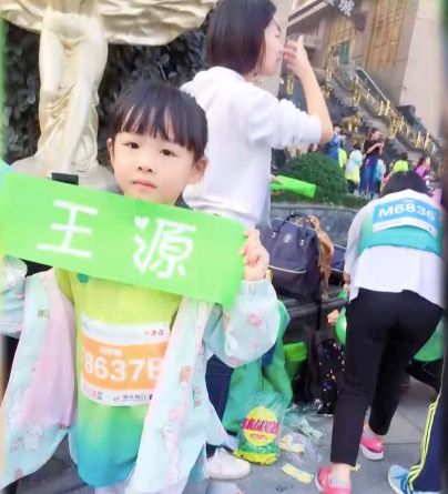 七岁小女孩跑步800米,7岁跑马拉松女孩