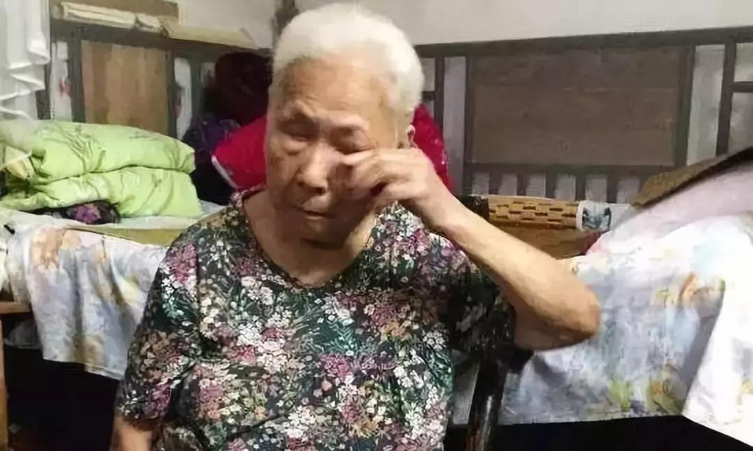 毒打、强奸、*虐性**……他把一个女人故事画成漫画,看到第几张你哭了