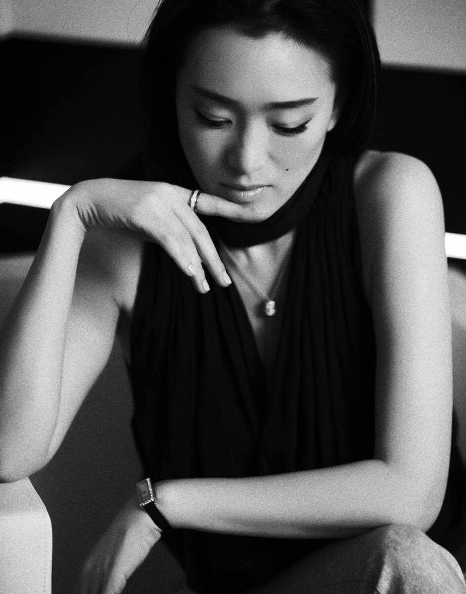 巩皇几岁了,巩皇年轻的时候有多美