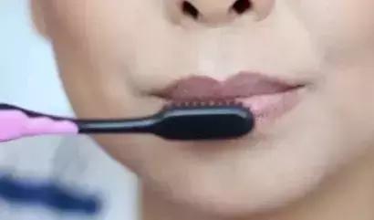 怎样涂口红不掉色方法简单,涂口红的100个小技巧