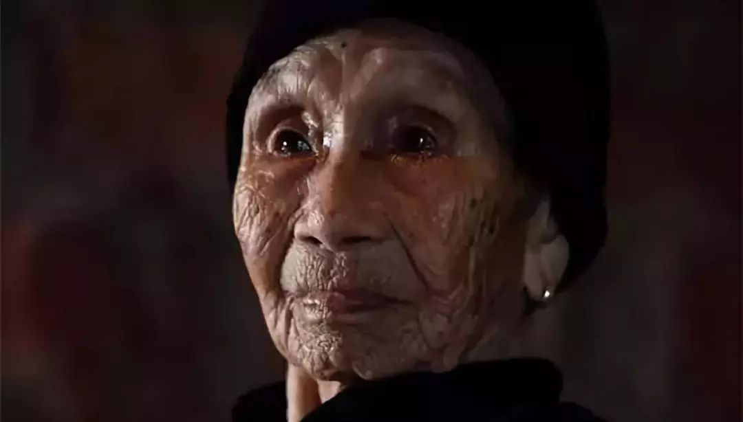 毒打、强奸、*虐性**……他把一个女人的真实故事画成漫画,看到第几张你哭了?