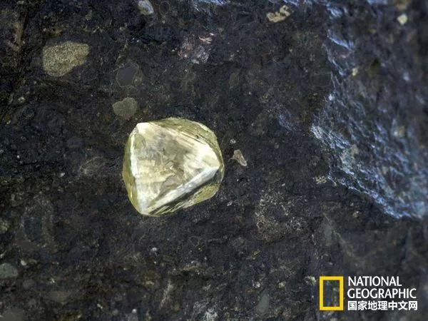 钻石有荧光不值钱 (钻石本来不值钱)