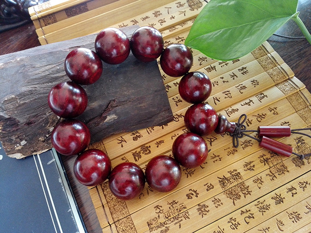 小叶紫檀表面棕眼会盘出金星,小叶紫檀只有棕眼没有金星