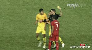 脏！叙利亚球员接连放倒刘奕鸣、高准翼，洪刚：没有职业道德！