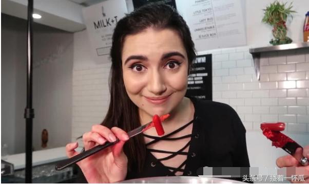 用100支口红做成超级大的口红,美女把600支口红融化