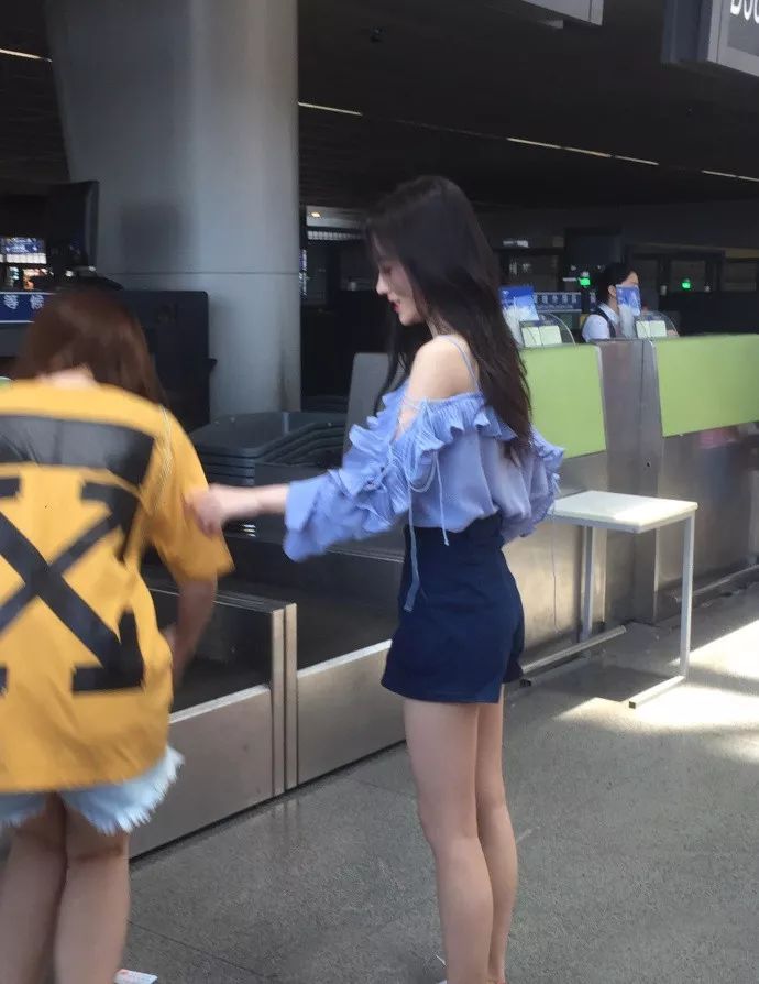 鞠婧祎穿分叉裙,鞠婧祎衣服打结